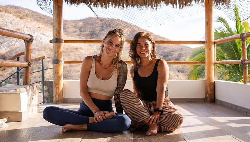 Mariana y Azul sentadas en la palapa, al atardecer